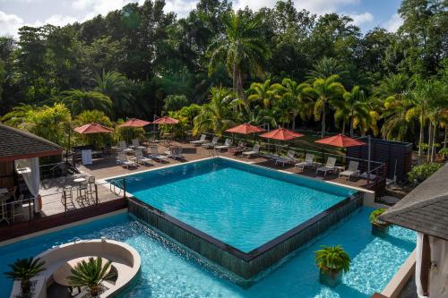 een afbeelding van een zwembad in een resort bij Royal Torarica in Paramaribo