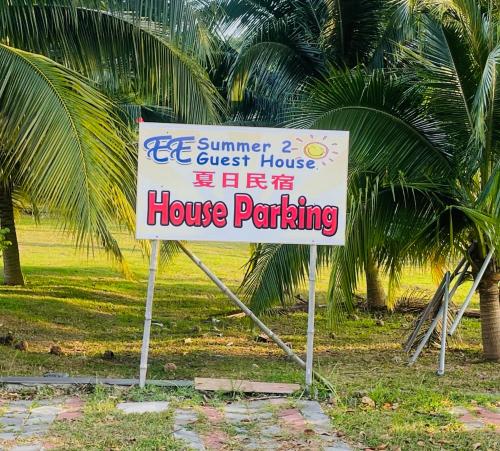 ein Schild, das die Parkplätze der Pension im Sommer liest in der Unterkunft EE Summer Guest House 2.0 in Seremban