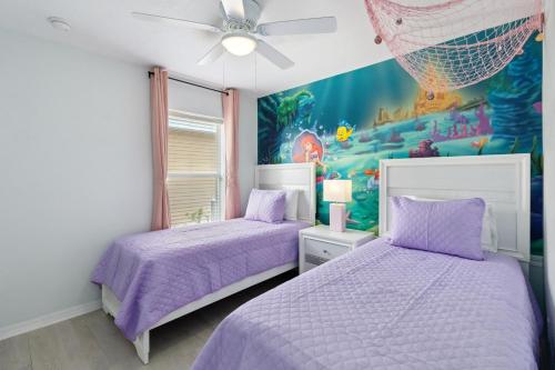 a bedroom with two beds and a painting on the wall at Villa Del Sol in Davenport