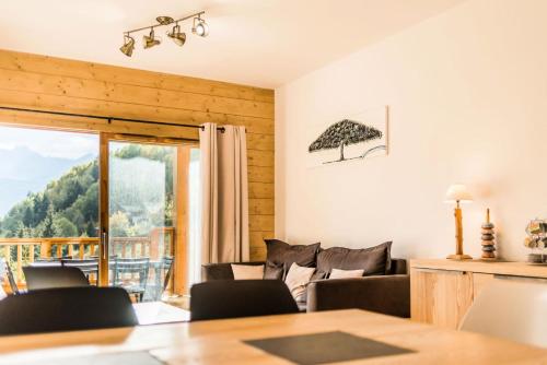 un salon avec une table et des chaises et une fenêtre dans l'établissement Résidence Les Balcons EtoilÉs - Appartement 4 au pied des pistes MAE-3263, à Champagny-en-Vanoise