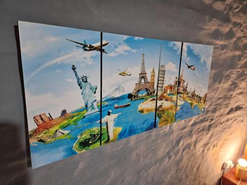 uma pintura dos monumentos do mundo em uma parede em Grace’s House, Ezeiza Airport em Monte Grande