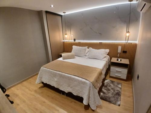 سرير أو أسرّة في غرفة في Hotel Casino GRAN AVENIDA