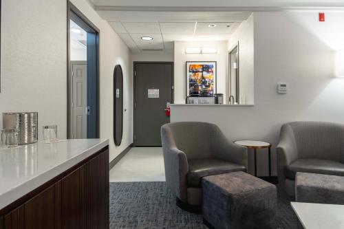 a waiting room with two chairs and a counter at Hotel 43 Boise in Boise