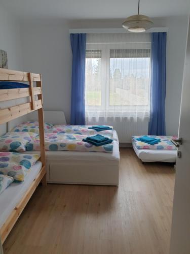 Postel nebo postele na pokoji v ubytování Apartment Moni in Lutzmannsburg, 1 km von der Sonnentherme entfernt - Apartment mit 3 Schlafzimmern