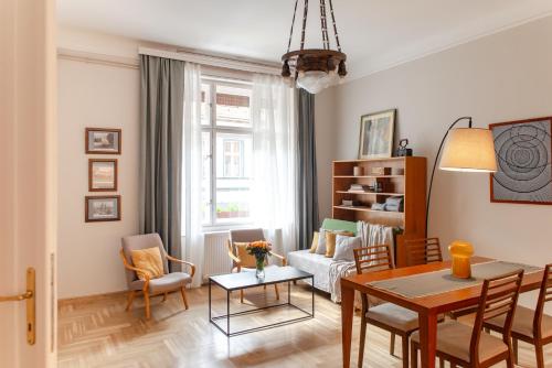 Spacious family suite along river side, in the heart of Buda