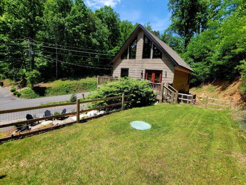 Lil Cabin in the Cove! MTN views, theater, hot tub, games, king beds, Prime Location! photo 12