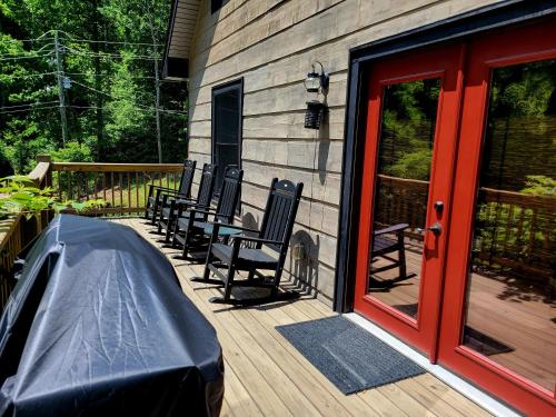 Lil Cabin in the Cove! MTN views, theater, hot tub, games, king beds, Prime Location! photo 13