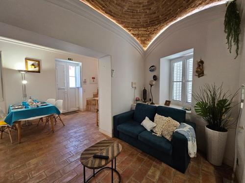 a living room with a blue couch and a table at Casa Limoncello, tipica, cosy, localização top, Olhão in Olhão