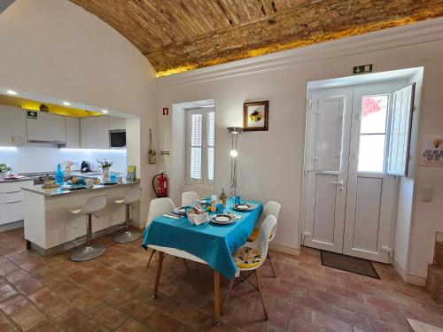 a kitchen and dining room with a table and chairs at Casa Limoncello, tipica, cosy, localização top, Olhão in Olhão
