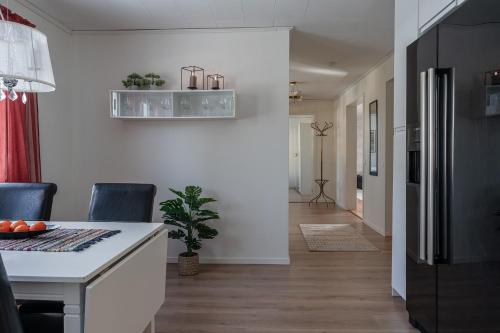 Φωτογραφία από το άλμπουμ του Guestly Homes - Spacious 5BR Villa with Sauna σε Södra Sunderbyn