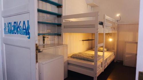 Pokój z 2 łóżkami piętrowymi i drzwiami w obiekcie Agüita House w mieście Las Palmas de Gran Canaria