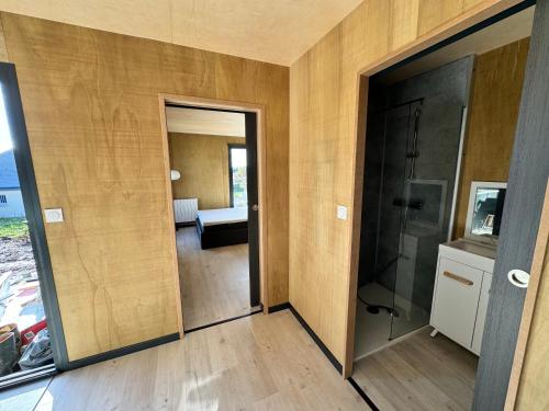 une pièce avec une porte menant à une chambre dans l'établissement Maison B chaleureuse avec espace SPA et air de jeux, à Yvias