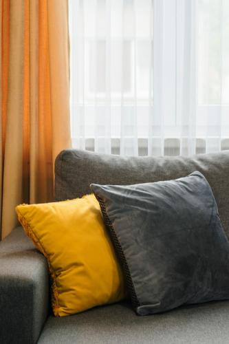Ruang duduk di GoodLife Studio Apartment