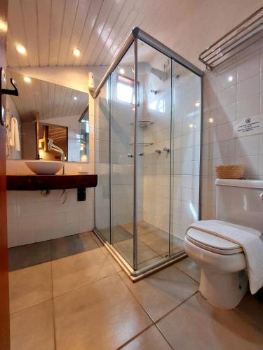 a bathroom with a shower and a toilet and a sink at Pouso da Trilha Hospedagem in Lençóis