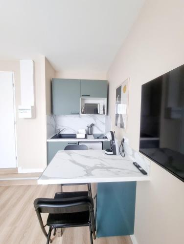 - une cuisine avec une table et deux chaises dans l'établissement L'Aiglon de Foch 3 #ACCES FAC#, à Grenoble