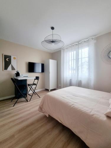 une chambre blanche avec un lit et un bureau dans l'établissement L'Aiglon de Foch 3 #ACCES FAC#, à Grenoble