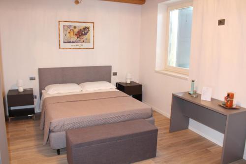 a small bedroom with a bed and a window at Bed and Breakfast Cà Tognella in Pescantina