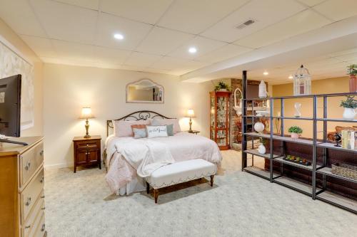 Ένα ή περισσότερα κρεβάτια σε δωμάτιο στο Cozy Leicester Studio, 11 Mi to Downtown Asheville