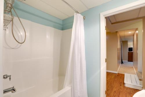 Ένα μπάνιο στο Cozy Leicester Studio, 11 Mi to Downtown Asheville