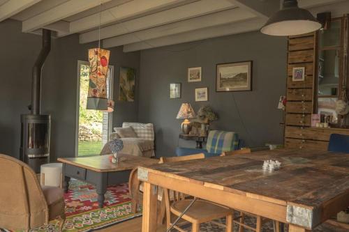 un salon avec une table en bois et un canapé dans l'établissement L’Écrin de l'Arcouest, à Ploubazlanec