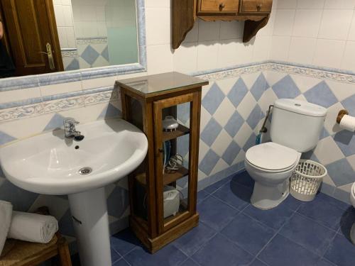 ein Bad mit einem Waschbecken und einem WC in der Unterkunft Casa Rural El Gran Encanto in Cazorla