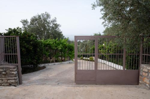 an open gate in a yard with a driveway at Country House Hortensia in Spárton