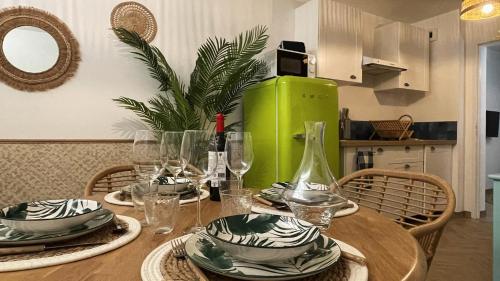 - une table en bois avec des assiettes et des verres à vin dans l'établissement Voyage à Cocoa Beach, à Bouguenais