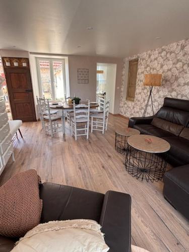 un salon avec un canapé et une table dans l'établissement Le Cottage d'Emmy - Rose, à Commes