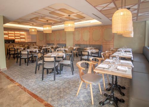 un restaurante con paredes de madera, mesas y sillas en Hotel Faranda Express Soloy and Casino, a member of Radisson Individuals, en Panamá