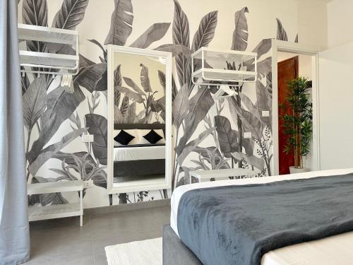 ein Schlafzimmer mit einem Wandbild aus Pflanzen in der Unterkunft Villa Laura Relais in Bologna