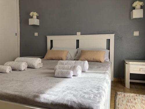 een groot bed met vier kussens in een kamer bij Clube Praia da Rocha II in Portimão
