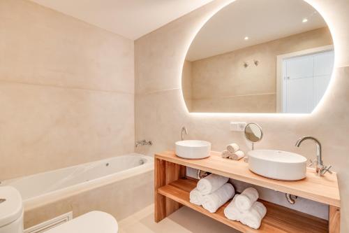 Et badeværelse på Renovated Apartment - with Sea View!