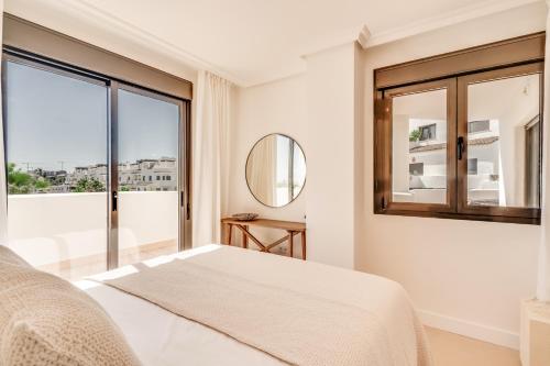 En eller flere senge i et værelse på Renovated Apartment - with Sea View!