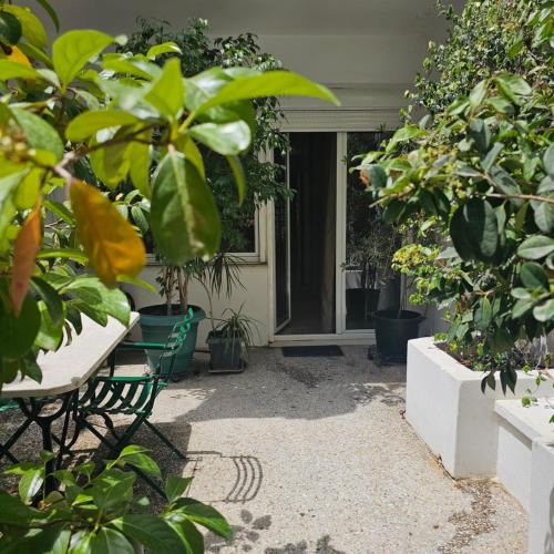Diocharous garden apartment