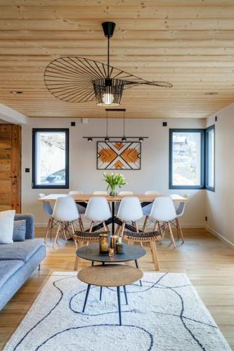 un salon avec un canapé et une table dans l'établissement Chalet Alpea - 8 personnes, à Châtel