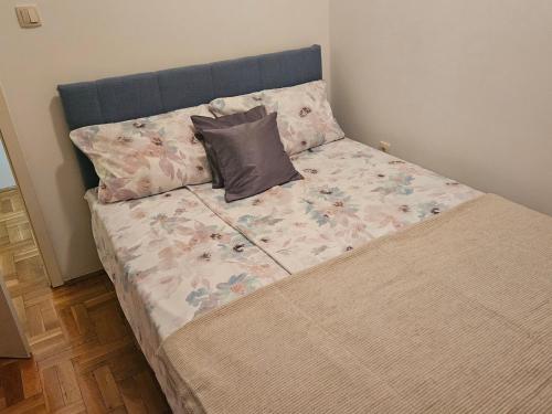 Una cama o camas en una habitación de Apartman Odmor012-2
