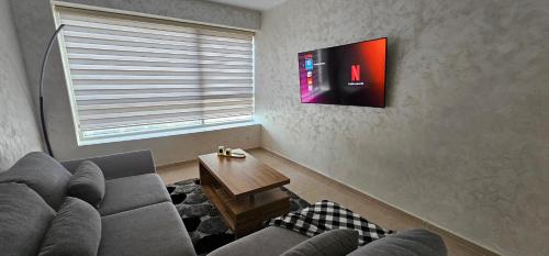 TV a/nebo společenská místnost v ubytování Luxury apartment near TGV station and the beach