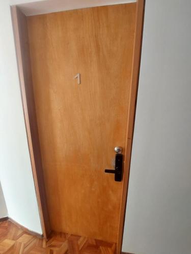 a wooden door with a door knob on it at Casa Palermo Manizales in Manizales
