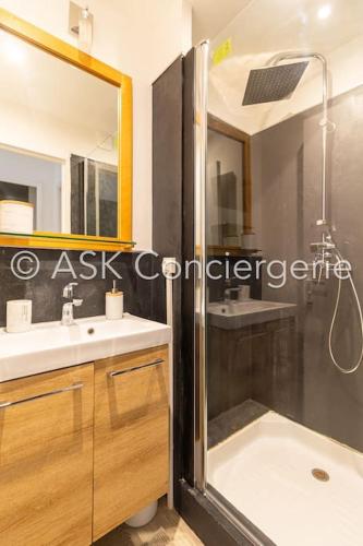 une salle de bain avec douche et lavabo dans l'établissement Baya, exceptional sea views, à Cavalaire-sur-Mer