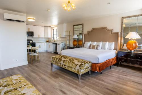 ein großes Schlafzimmer mit einem großen Bett und einer Küche in der Unterkunft Sands Inn & Suites in San Luis Obispo