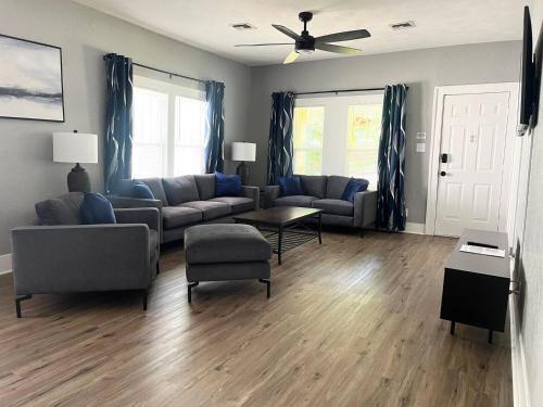 Gambar di galeri bagi Lawton Comfortable 2-Bedroom Home near Fort Sill with free WiFi & Sleeps 4 di Lawton
