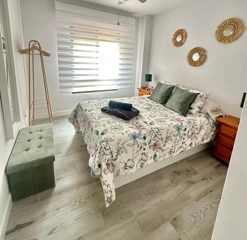 um quarto com uma cama e uma janela em APARTAMENTO LA CALETA II em Caleta De Velez
