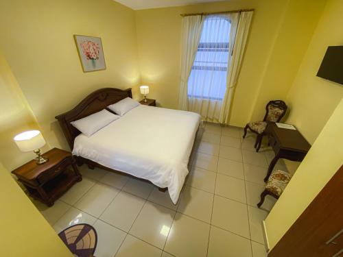 Postel nebo postele na pokoji v ubytování Gran Hotel REX