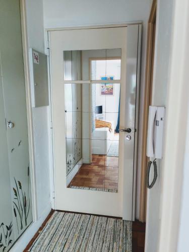 - une porte avec un miroir dans la chambre dans l'établissement Agréable studio proche plages et commerces, au Pradet