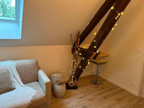 - un salon avec un canapé et des escaliers avec des lumières dans l'établissement Victoria 2 personnes, à Amiens