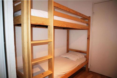 - deux lits superposés dans une petite chambre dans l'établissement Résidence Le Sunny Snow - Résidence Le Sunny Snow à deux pas du centre de la station MAE-8144, aux Orres