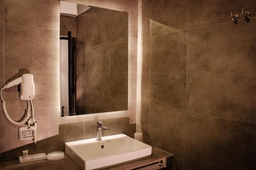カハマルカにあるEl Portal Del Marquesのバスルーム(洗面台、鏡付)