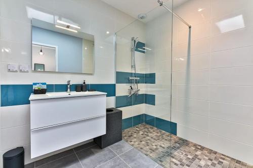 een badkamer met wastafel en douche bij Serpentine, à 5mn des plages in Saint-Hilaire-de-Riez