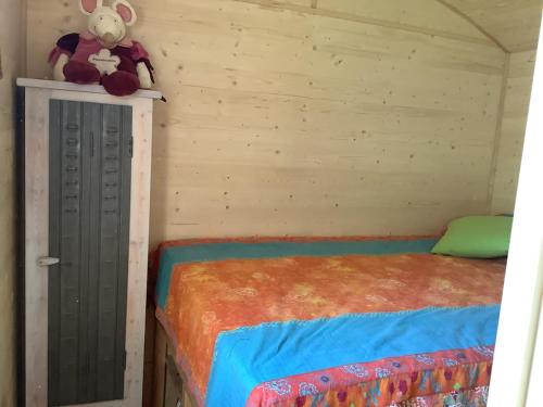 un animal en peluche posé sur une étagère dans une pièce dans l'établissement roulotte du mas capel, à Salles-Curan