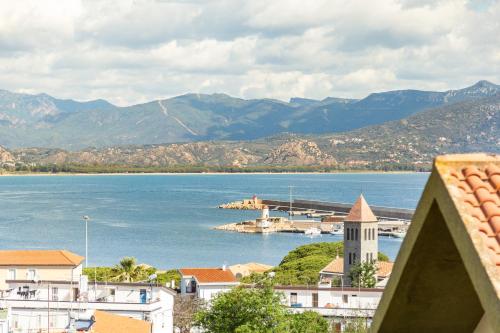 a view of a large body of water with mountains at Nonna ADELINA a 150 m da Cala Moresca in Àrbatax